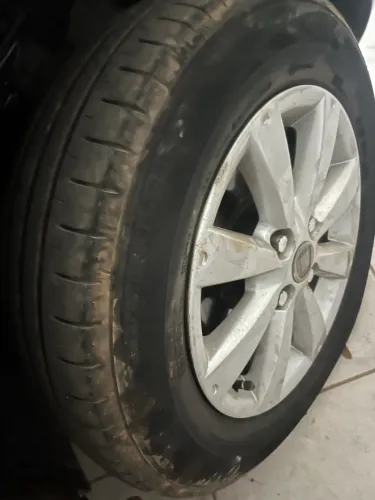 Vendo pneus 175/70 R14 excelente.