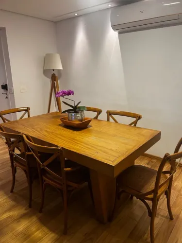 Mesa em Madeira com 06 Cadeiras 