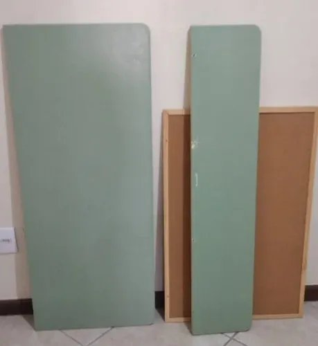 Mesa suspensa de madeira e quadro