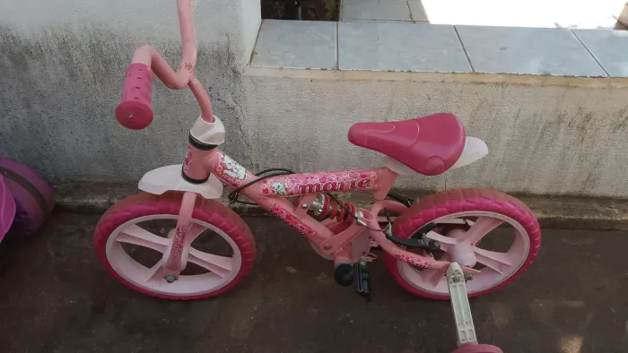 Bicicleta infantil aro 14 feminino está sem os freios