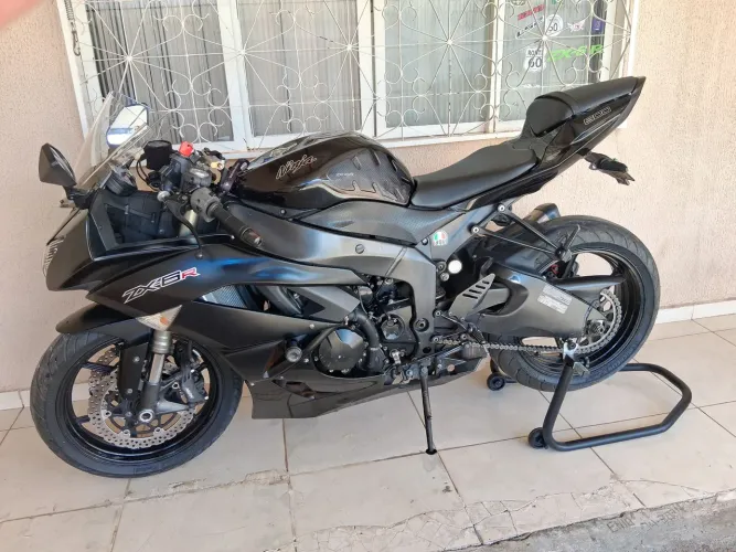 Vendo moto impecável......