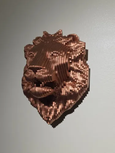 Escultura cabeça de Leão, em Mdf, cor cobre.