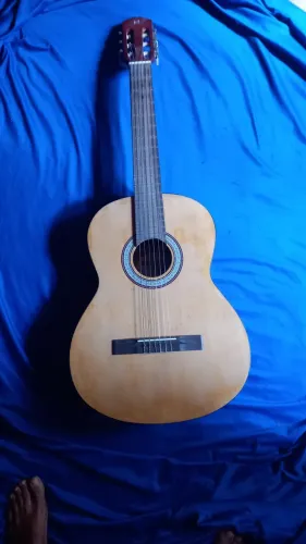 Vendo um violão por R$100,00 da marca Michael 