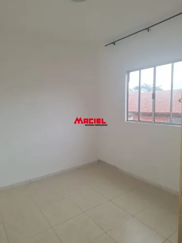 Edícula no pavimento superior disponível para locação, ideal para quem busca praticidade, 