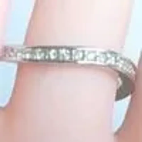 anel excêntrico em prata com acabamento em ouro branco e cristais swarovski. tamanho 19,20