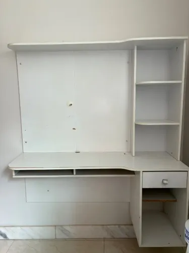 Escrivaninha branca com painel e estantes