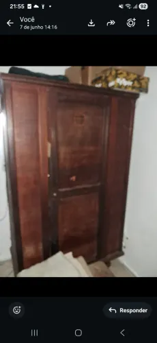 Antigo guarda roupa em madeira nobre