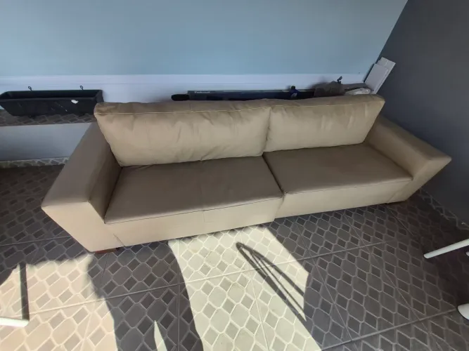 Sofá mede 2,m 60cm cor bege cafe com.leite