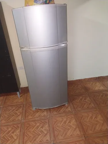 Geladeira e mesa