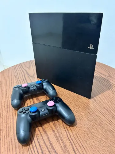 PS4 FAT 800gb + 20 jogos digitais e 4 controles