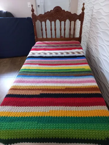 Cama em cerejeira maciça colonial espanhola entalhada a mão. 50 anos.