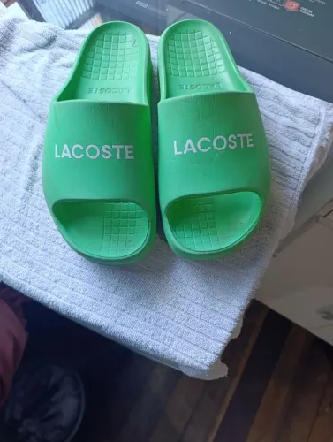 Chinelo Lacoste