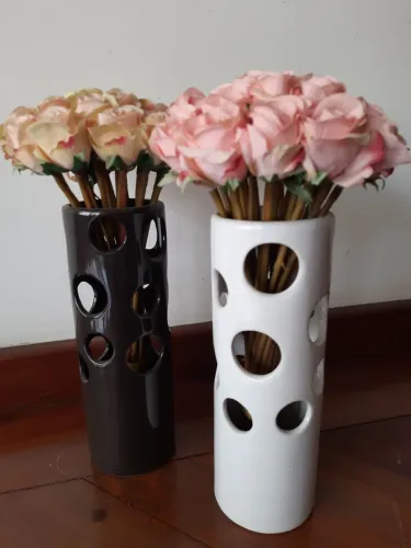 Vasos em ceramica cores branco e marrom ( par ) acompanha flores artificiais