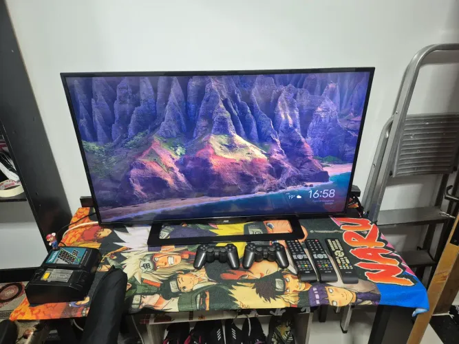Televisão 43 polegadas AOC com Chromecast e videogame retrô