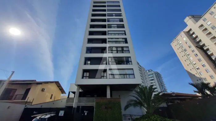 Apartamento no bairro Saguaçu com 2 suítes, cozinha com armários e 1 vaga de garagem.