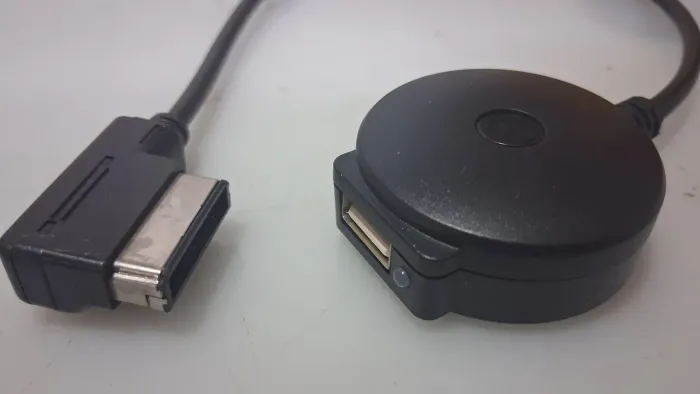 Adaptador de áudio S/fio p/multimídia veicular c/ conector AMI/MDI. Não testado.