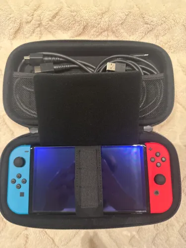 Nintendo Switch com dois jogos