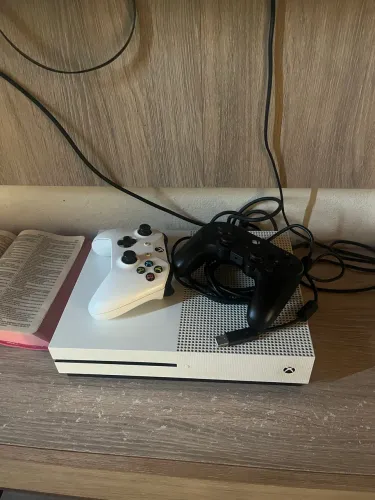 Xbox one s 2 controle e 1 jogo