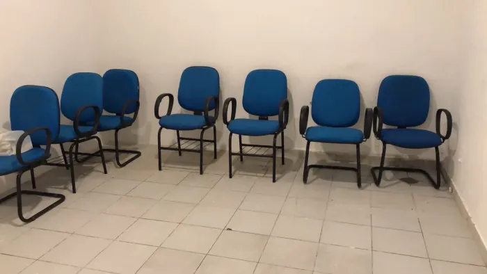 Vendo 8 Cadeiras Diretor Fixa Em Ótimo Estado.