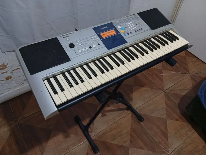 Teclado arranjador Yamaha PSR E323 com acessórios