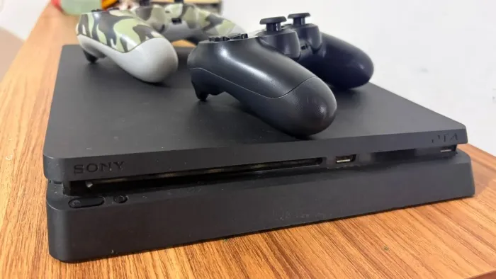 PS4 SLIM, 2 CONTROLES EM PERFEITO ESTADO// VÁRIOS JOGOS INCLUINDO GTA 5