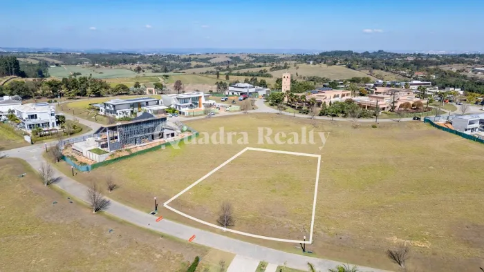 Terreno com excelente topografia e a poucos metros do clube