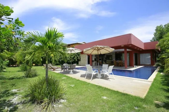 CASA EM CONDOMINIO COM 1.000mts², 4/4 ,4 suites piscina privativa -Guarajuba- Camaçari-Bah