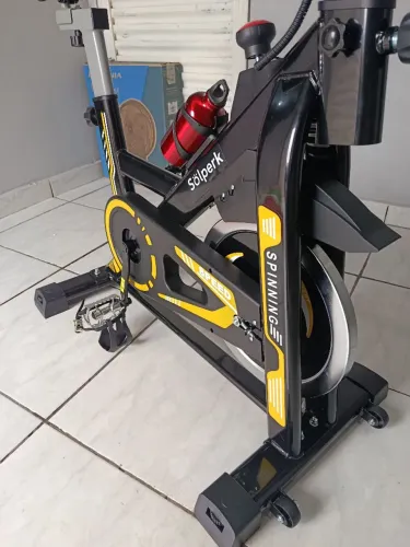 Bicicleta ergométrica spinnig inércia 15kg suporta 180kg