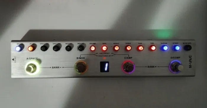 Pedaleira Multi-efeitos Tank-B (Contrabaixo)