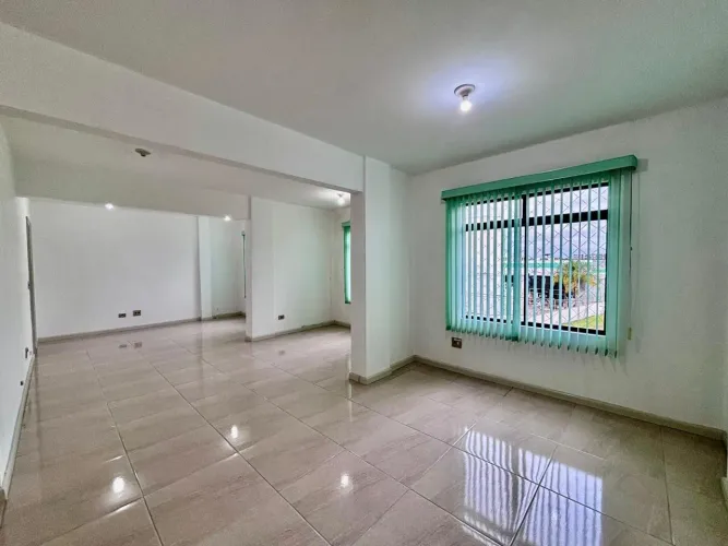 Sala Comercial Ampla no Parolin com Excelente Localização e Portaria com Segurança, R$ 145