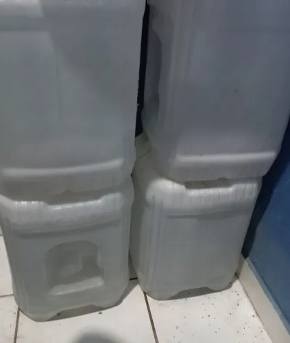 8 Galões 20L cada um por 10
