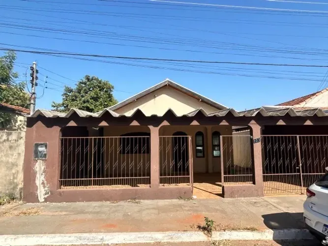 Casa em Coxim - MS com 08 cômodos grandes