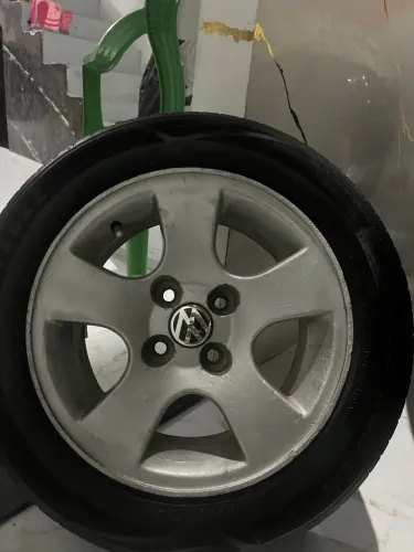 Jogo de Rodas aro 14 cm 4 Pneu semi novo