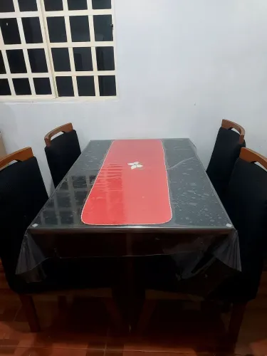  Mesa de 4 Lugares  completa as cadeiras já vão com forro de proteção 