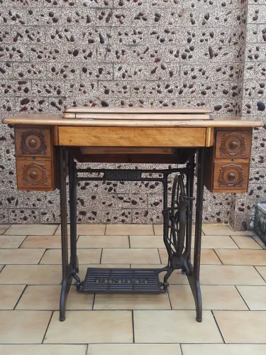 Gabinete máquina Singer antiga