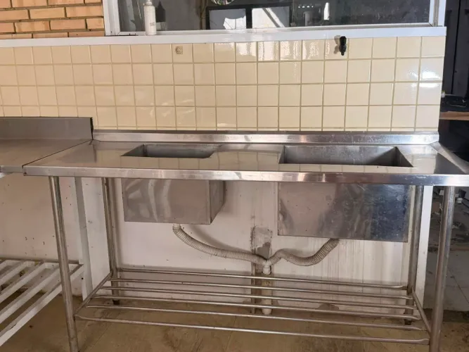 Pia e bancada de inox
