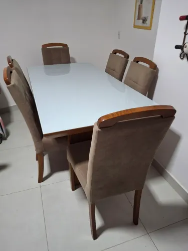 Excelente mesa de madeira com vidro retangular com 6 cadeiras