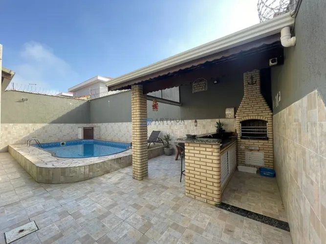 Casa à venda no Balneário Flórida em Praia Grande com 3 suítes e piscina