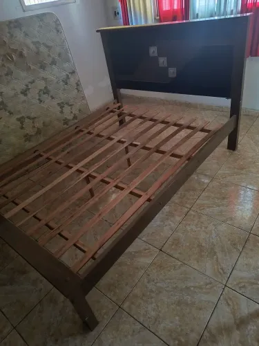 Cama de casal s/ colchão e cômoda.