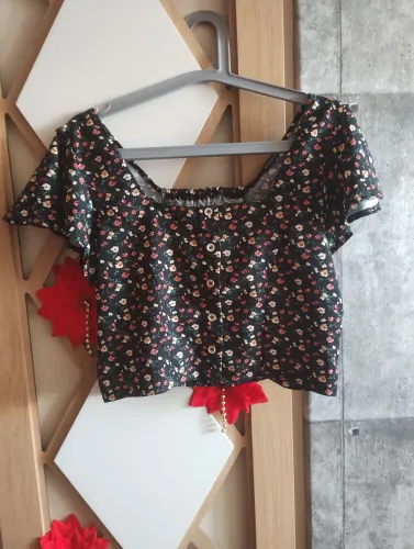 Blusa em cropped de flor
