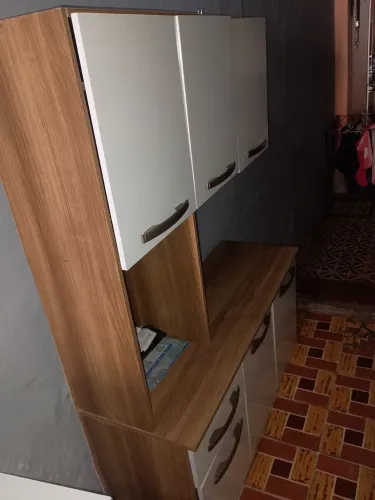 Armário e uma fruteira ambos usados com algumas avarias