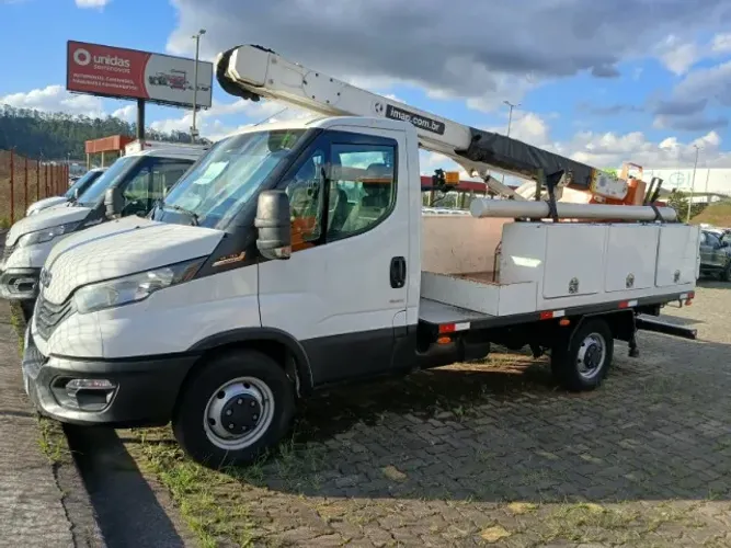 Iveco Daily 35.160 com cesto aereo 10mt Ano 2023 - Caminhonete