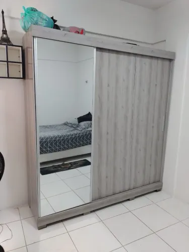 Guarda roupas com espelho