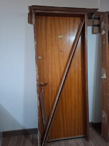 Porta 80 x 2,10 com caxilho, fechadura e tetra. 