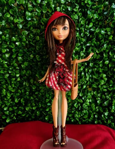Boneca Ever After High Cerise Hood