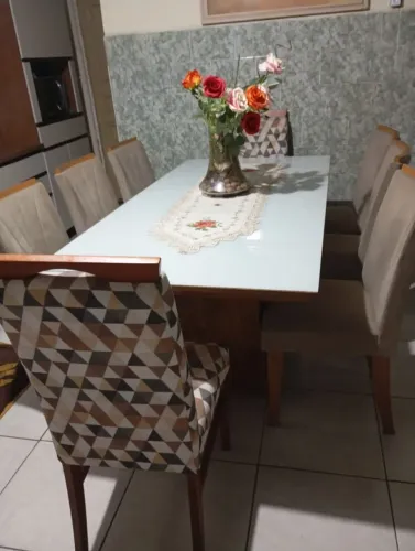 Mesa em MDF e vidro com 8 cadeiras