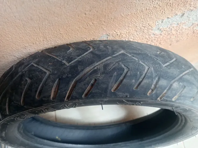 Vendo pneu traseiro da Twister usado em boas condições para usar com câmera se quiser
