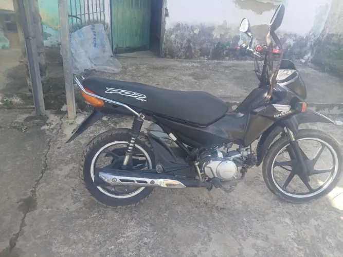 Vendo uma pop 100 preta com jogo de roda