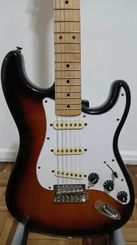 Guitarra SX American Alder com captadores de alnico V.