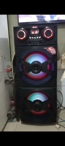 Torre de som com entrada USB cartão de memória e tem rádio Fm